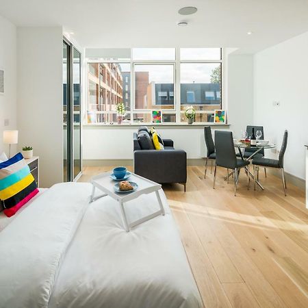 Modern London City Apartment - Victoria Line Екстериор снимка